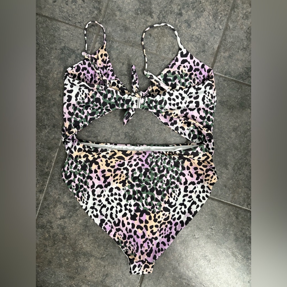 💋NWOT Veronica Beard Pink and Black Leopard One Piece Swimsuit with Cut Out, L - Picture 3 of 6